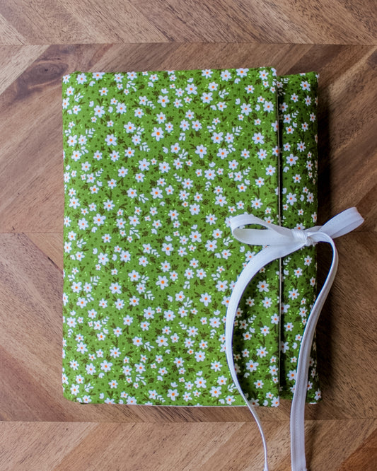 Book Sleeve - Green Daisies